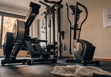 Appareil de sport qui fait travailler tout le corps : rameur, elliptique ou homegym ?
