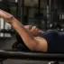 Pull over en musculation : dos ou pectoraux, le placement des bras fait la différence